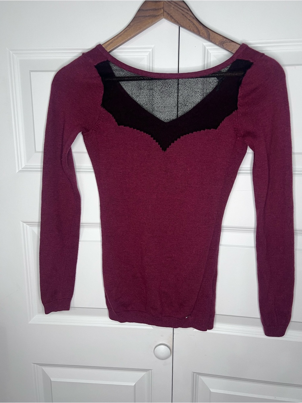 GUESS Burgundy V-Neck Sweater Long Sleeve Fitted Knit Small